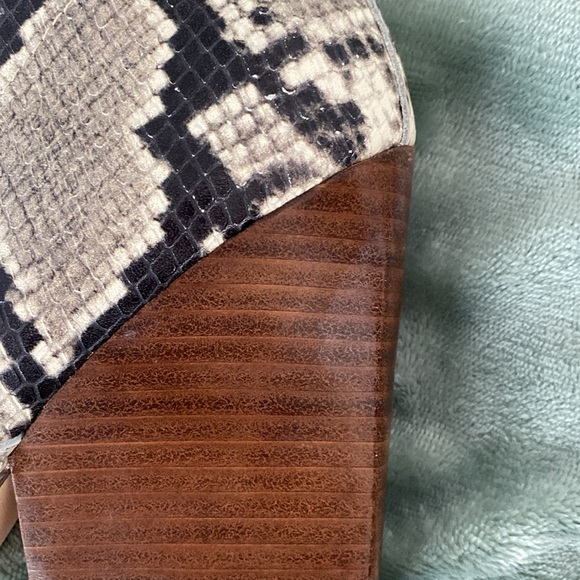 Bleecker & Bond “Kailey” Faux Snake Skin Wedge Leather Booties Women’s Size 8 - Picture 8 of 8